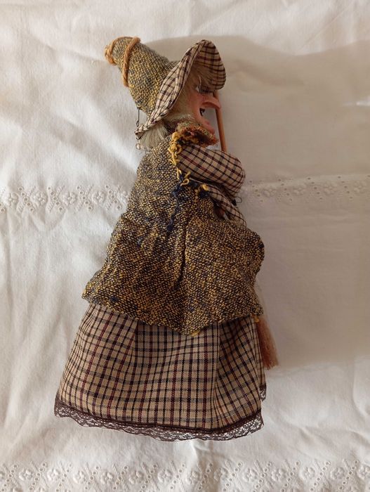 Lote duas bonecas bruxas decorativas com cerca 25cm