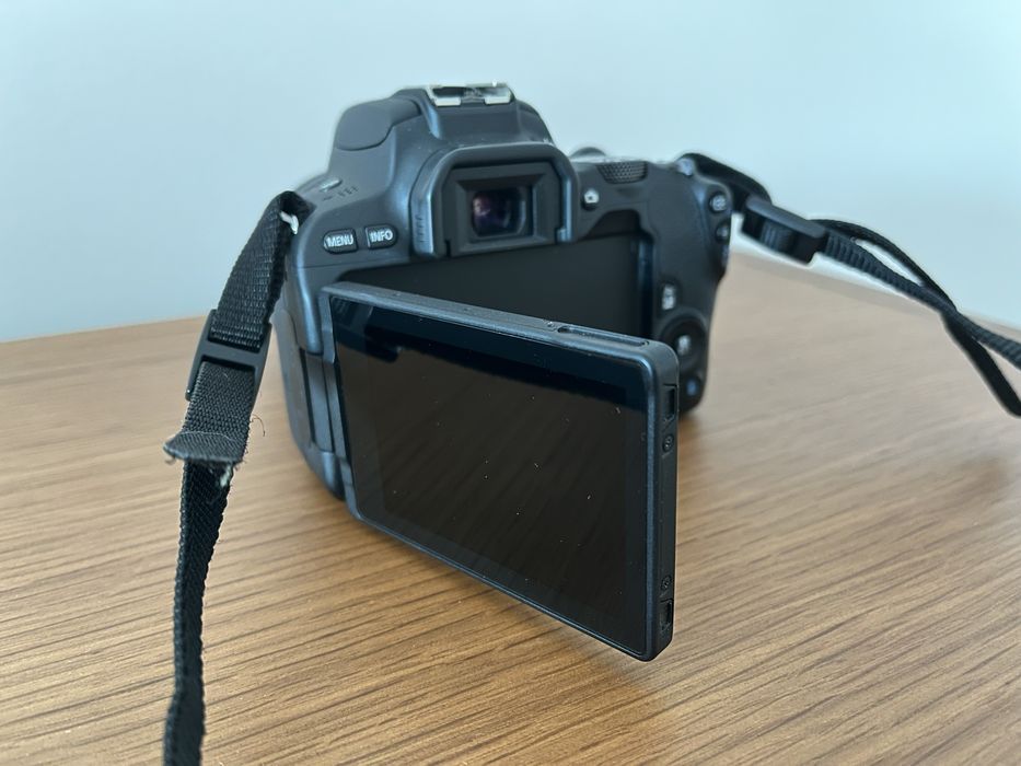 Máquina Fotográfica Canon EPS 200D + Objectiva + Acessolórios