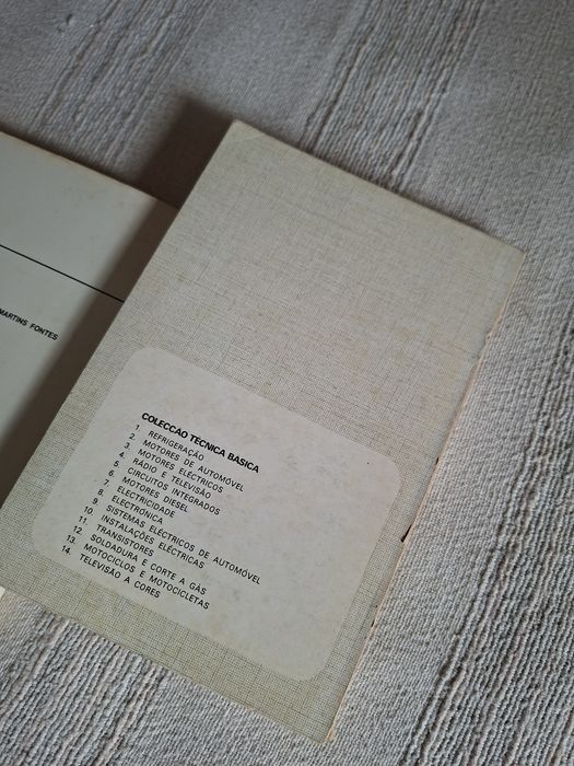 Dois livros técnicos sobre tvs antigas