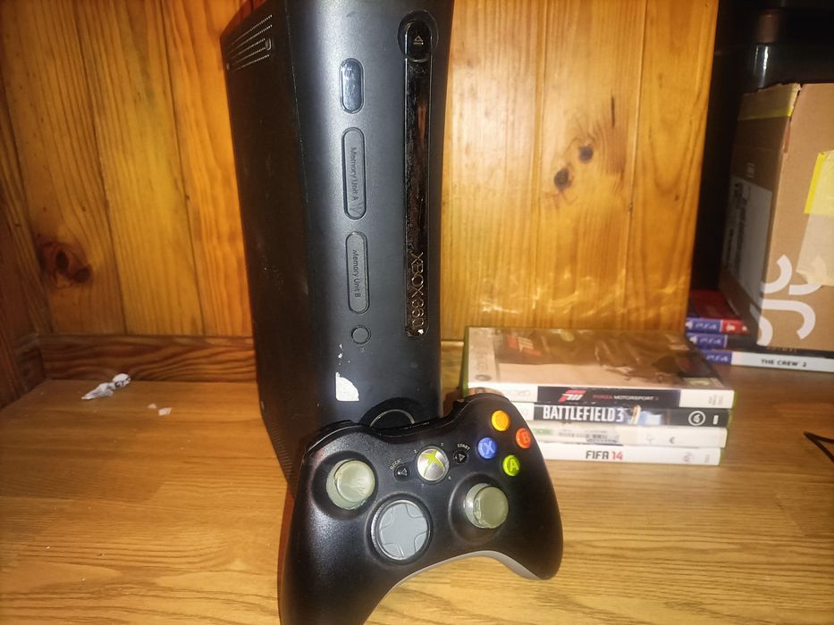 Xbox 360 elite + comando + 4 jogos