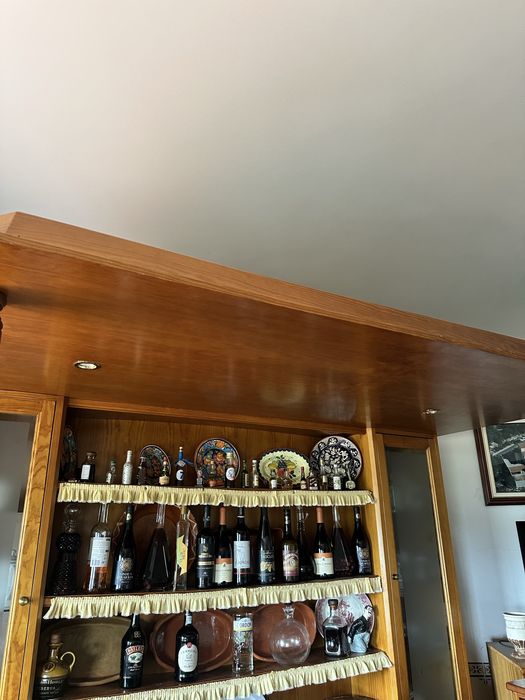 Bar em Madeira Maciça | Clássico | Com Iluminação e 2 Bancos | Excelente Estado