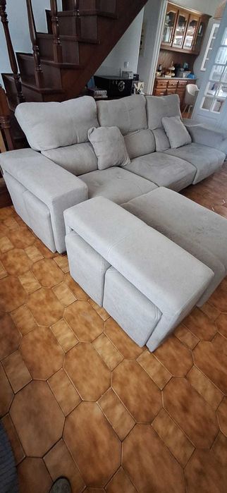 Sofá chaise longue com puffs