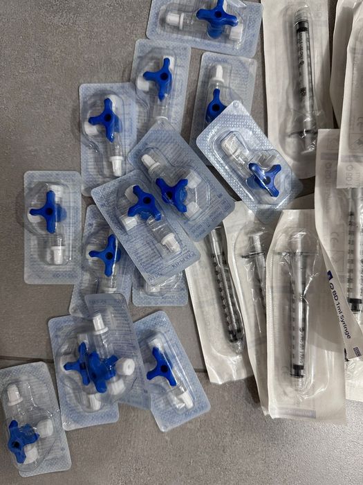 Strzykawki 1ml grube porządne i łączniki adapter do kwasu na sztuki