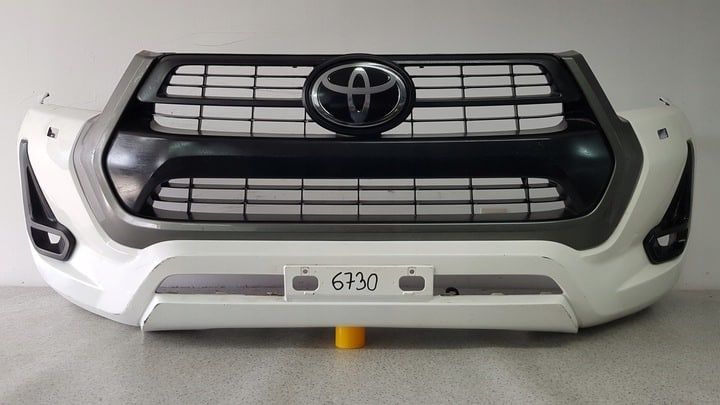 Toyota Hilux 2021- бампер передний в сборе Тойота
