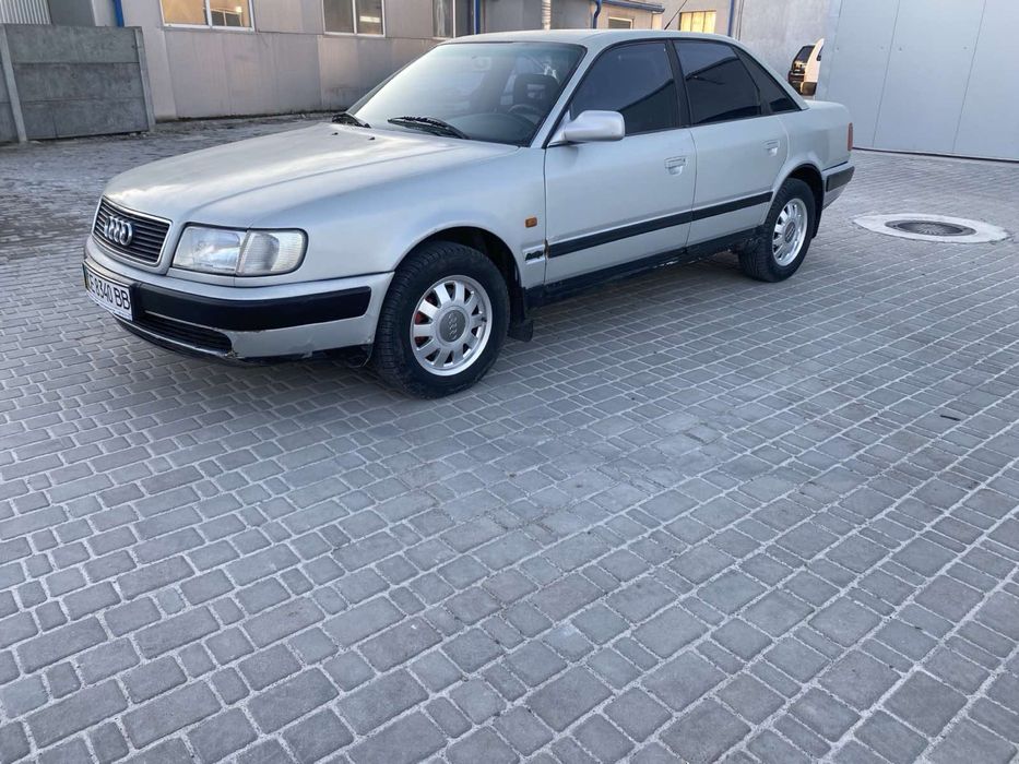 Ауді 100.