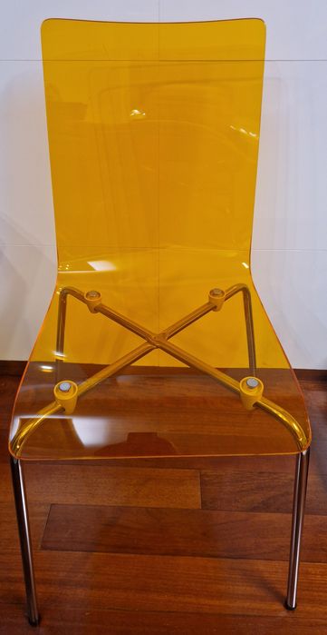 Cadeiras em acrílico laranja