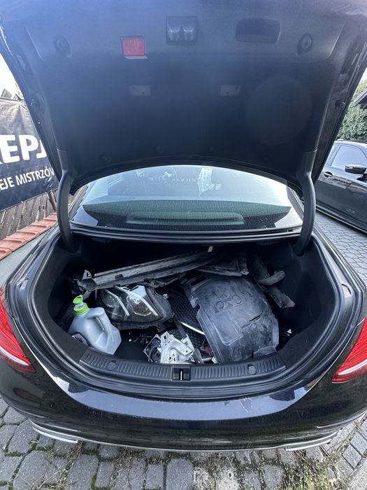 Mercedes-benz e220d uszkodzony w całości lub na części