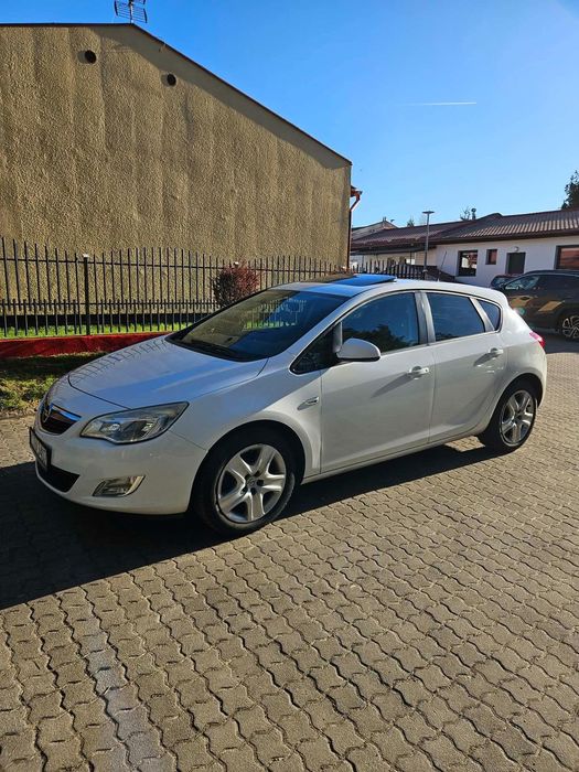 Opel Astra Opel Astra J 2011 1.7 CDTI Biały Nieuszkodzony 1 właściciel