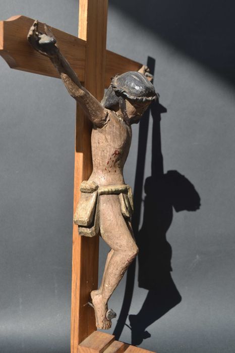 Crucifixo. Cristo em madeira.