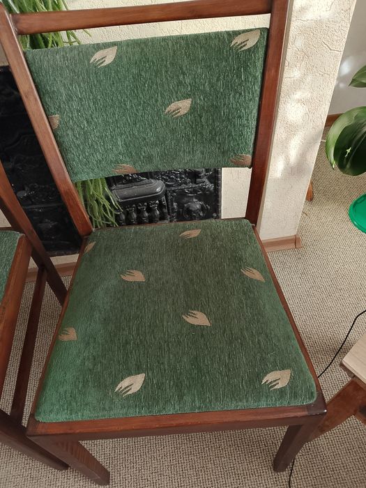 Стільці дерев'яні із  м'яким сидінням.і  зі