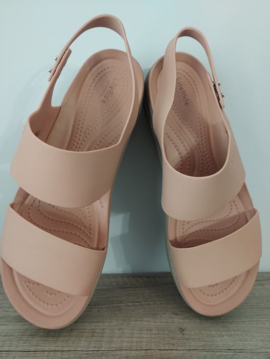 Crocs sandały damskie Brooklyn Low Wedge rozmiar W10