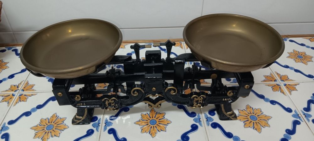 Balança Antiga mas nunca usada de 3kg, com pratos em Latão.