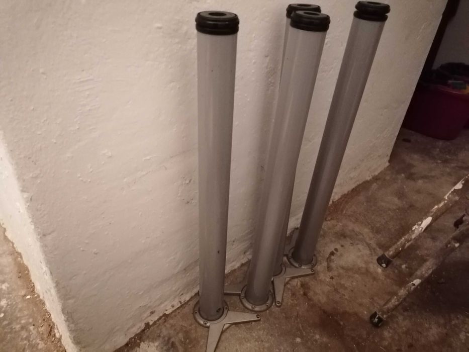 4 pernas de mesa de metal cinzentas da marca Camar
