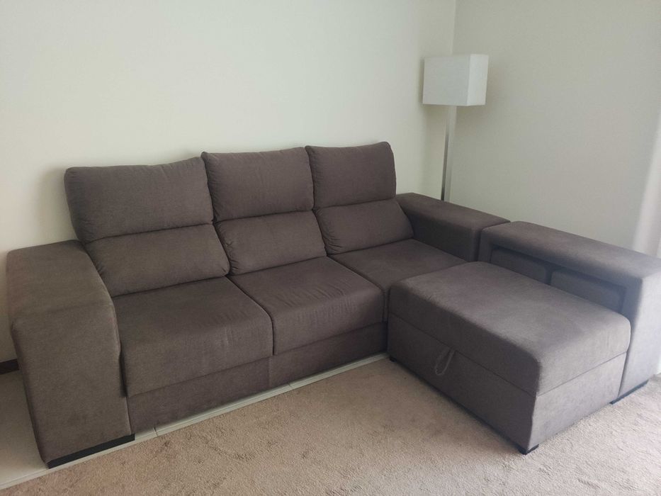 Sofá 3 lugares c/ chaise longue amovível, baú e 2 puffs
