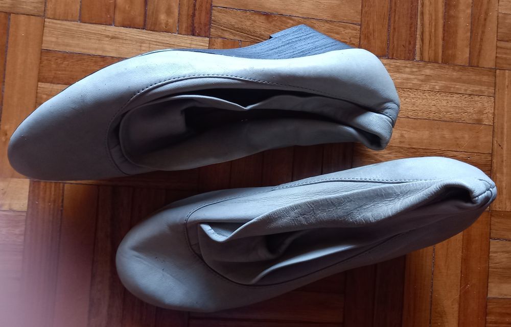 Sapatos com dobra, quase de graça.