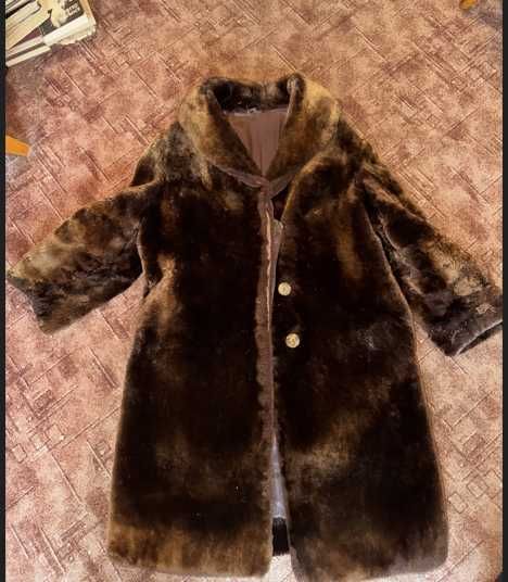 Eleganckie futro damskie z epoki PRL – norka lub nutria