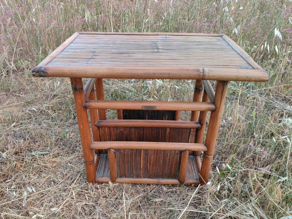 Mesa auxiliar em bambu com porta-revistas – Inthai