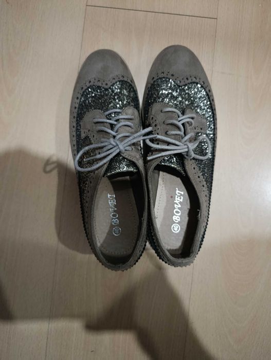 Sapatos brilhantes femininos