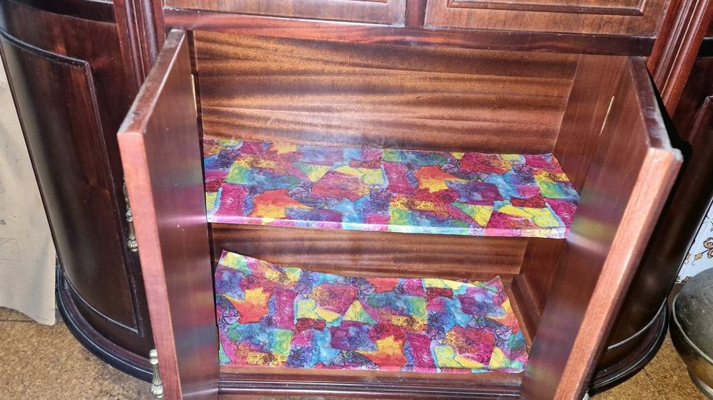 Aparador com tampo em mármore