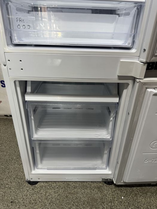 Вбудований холодильник Samsung (забудова в меблі)