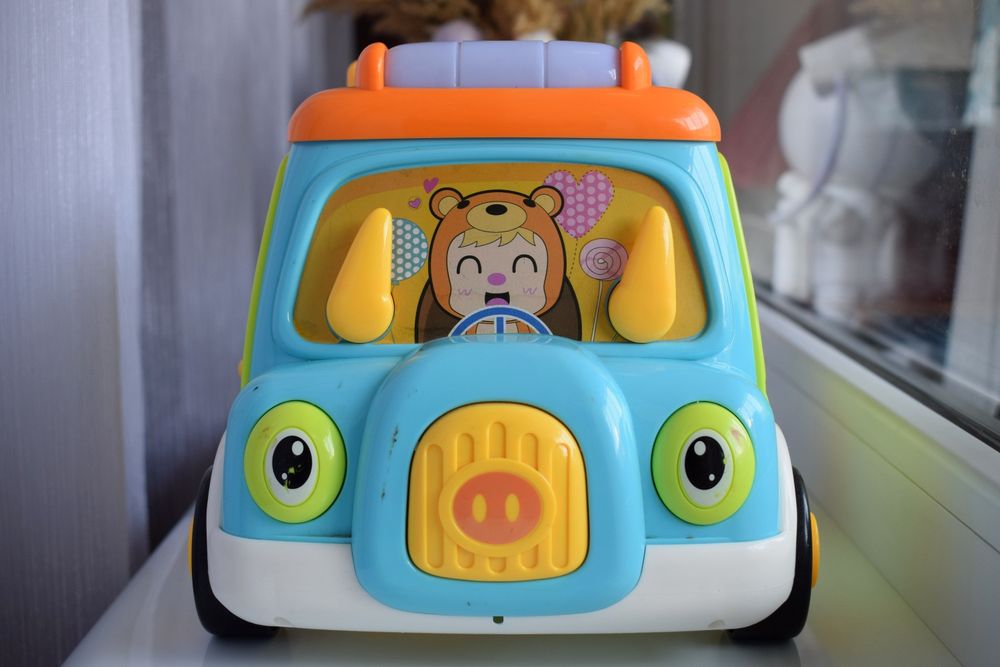 Машинка-каталка музична