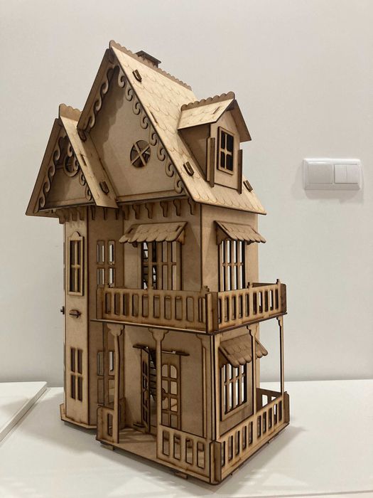 Casinha de bonecas de madeira