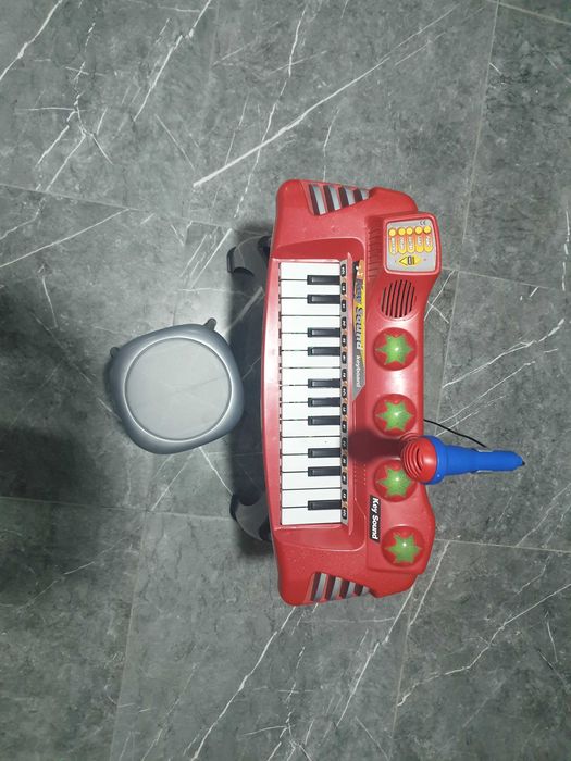 Piano/Órgão Eletrónico com Banco e Microfone Vermelho