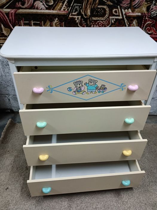 Móvel trocador fraldário com extensão metálica para banheira e gavetas