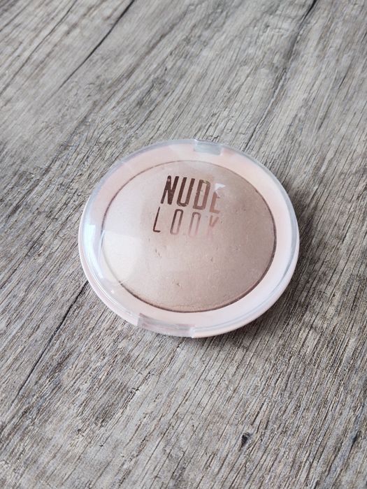 Wypiekany puder rozświetlający do twarzy Golden Rose Nude Glow Look Sheer Baked Powder