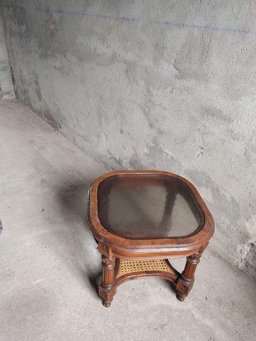 Mesa de palhinha com tampo em vidro