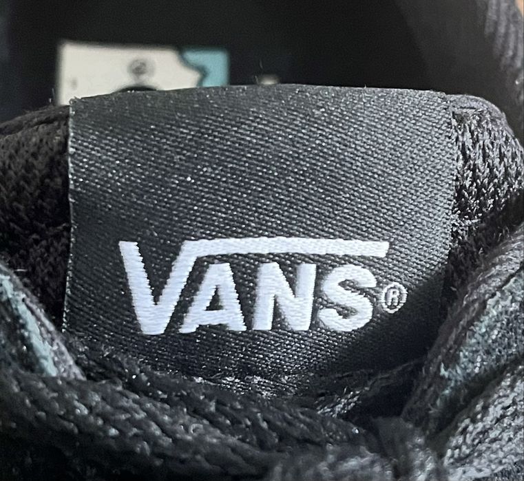 Чорні кросівки Vans із білою смужкою