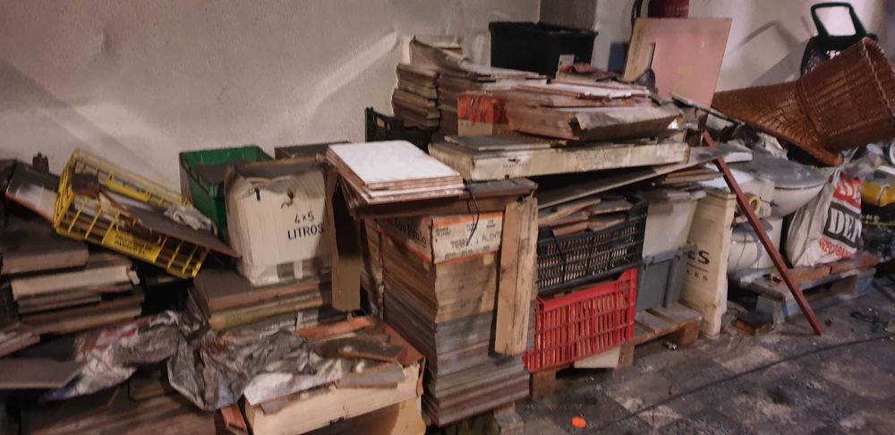 Doação azulejos,  mosaicos,  madeiras,  portas e móveis