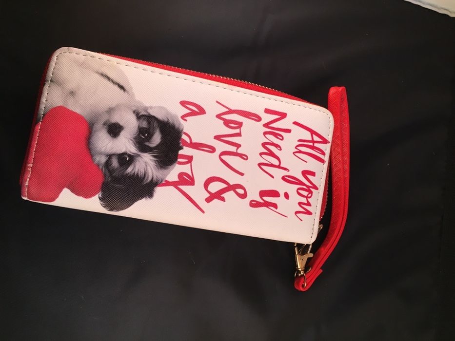 Porta moedas branco e vermelho