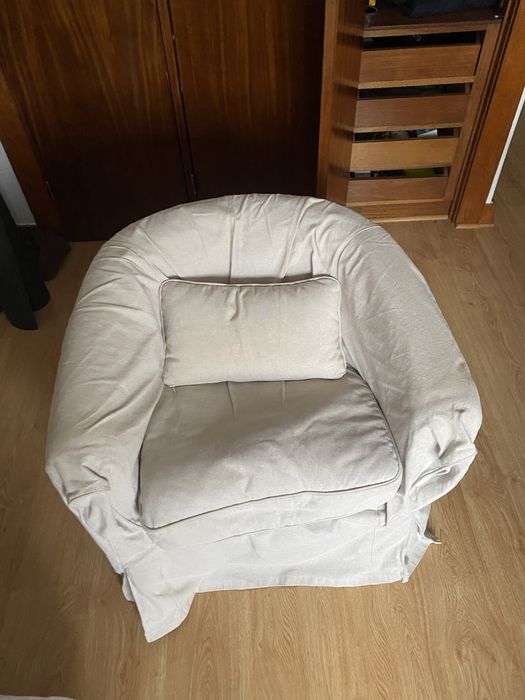 Poltrona confortável bege com capa removível – ótimo estado