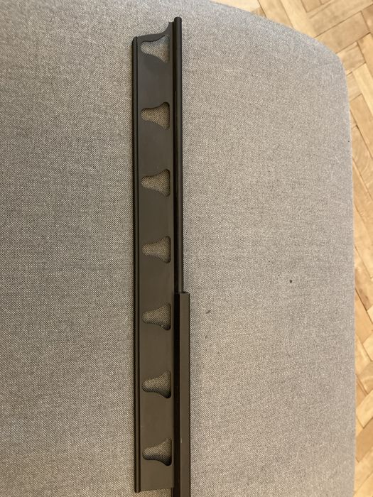 Wysuwany wieszak do garderoby lub szafy czarny z alu.