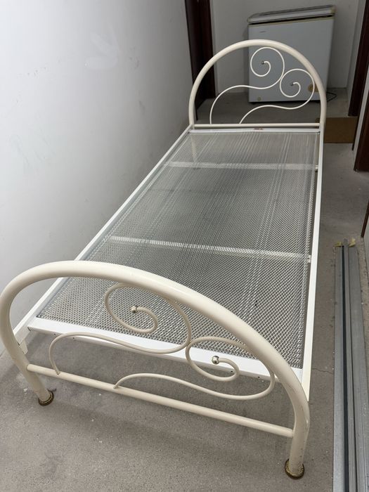 Cama em ferro branca