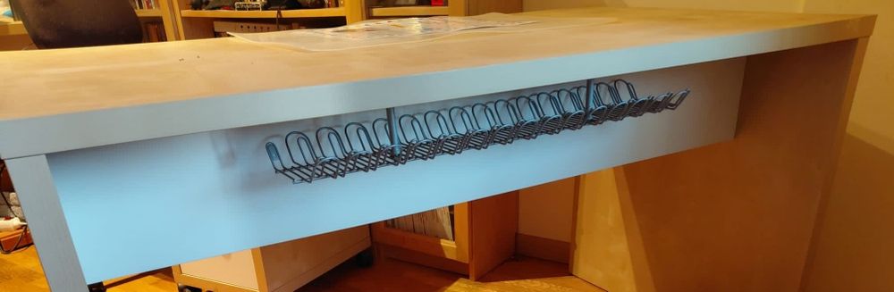 Secretária Ikea ofereço a cadeira