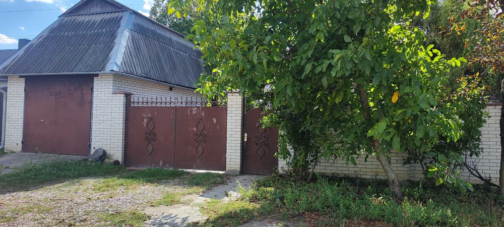 Продається одноповерховий цегляний будинок земельною ділянкою