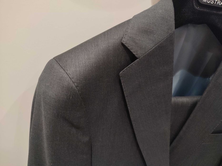 Fato cinza escuro Oficina Mustra Novo