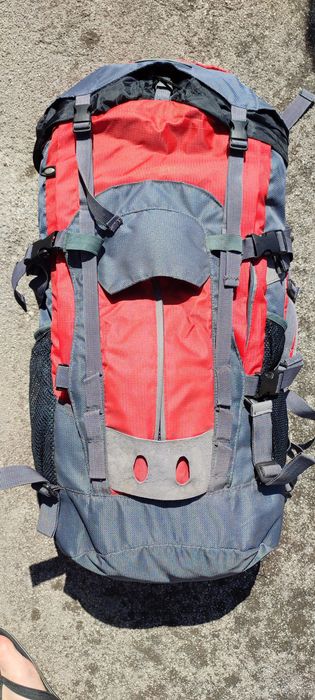 Mochila de caminhada campismo muito bom estado super confortável usar