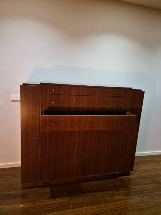 Móvel com bar lateral. Em excelente estado.