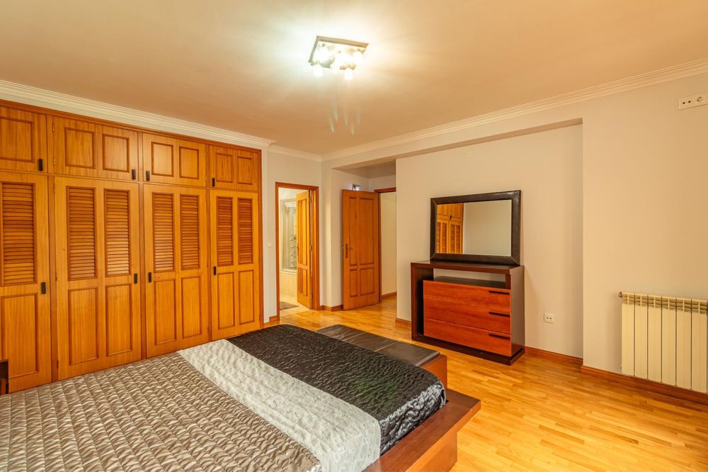 Quarto partilhado com suite wc privado para arrendar