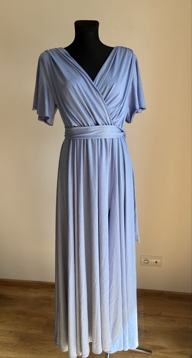 Długa sukienka z rozcieciem na nogę