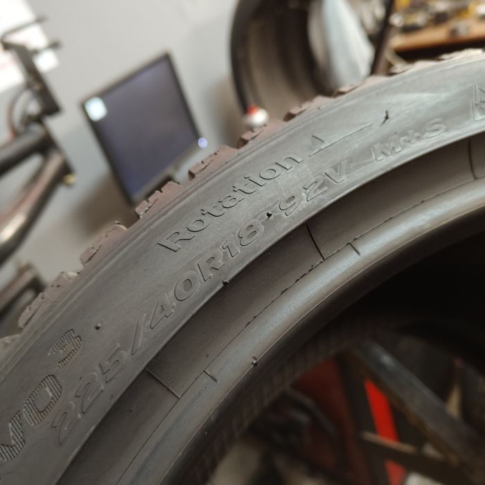 225/40/18 XL Sprzedam komplet opon zimowych Hankook