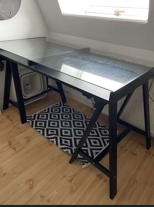 Biurko czarne że szklanym blatem i półką. Ikea Mittback