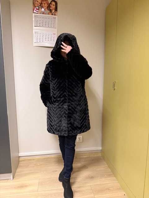 Czarne futro damskie z paskiem i kapturem Ochnik L