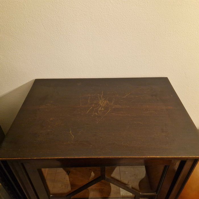 Cristaleira / vitrine clássica em madeira com portas envidraçadas