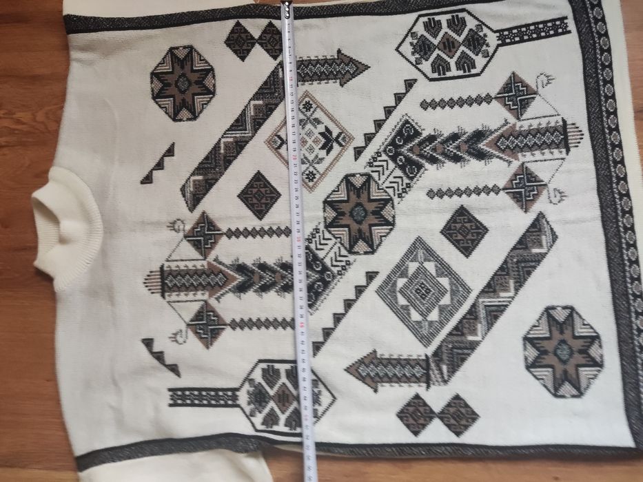 Długi sweter z geometrycznymi wzorami