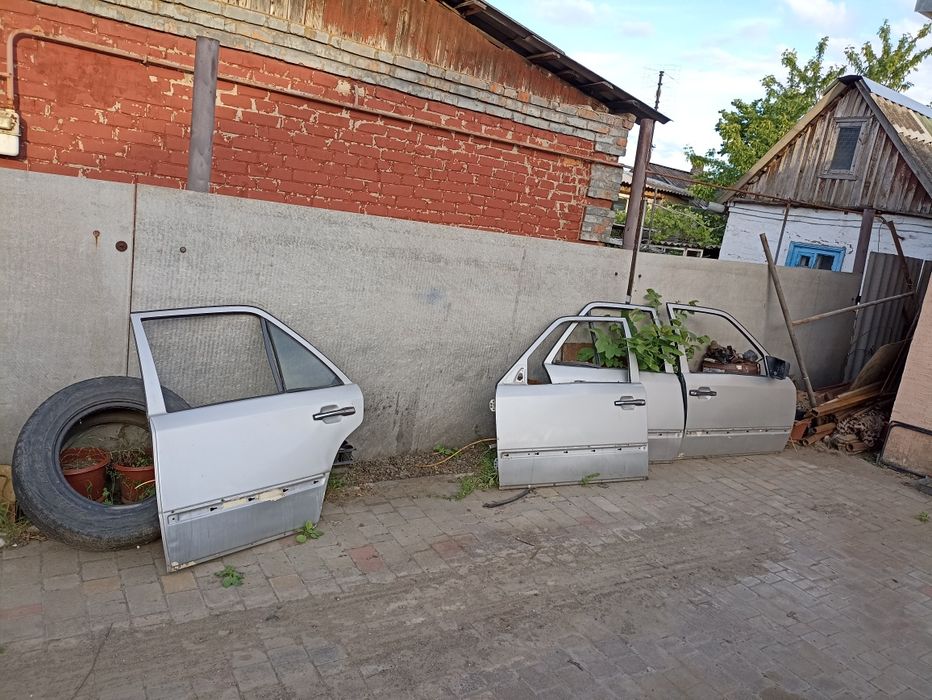 Дверь мерседес 124 левая задняя