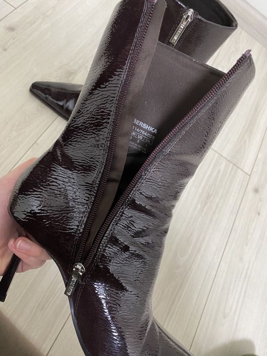 Ботильйони на шпильці бренду BERSHKA